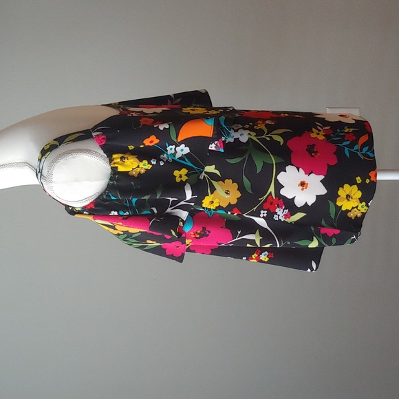 NWOT Floral Fluttersleeve Top - Picture 6 of 12